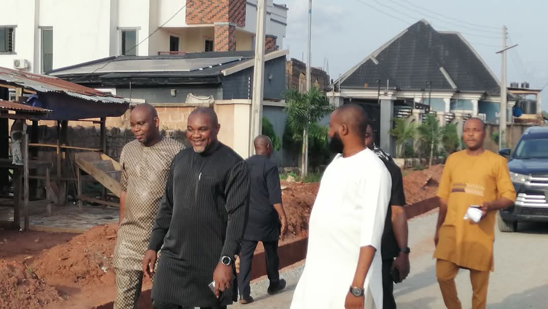Read more about the article Photos Capture Odigwe’s Inspection of Ongoing Upper Efeizomor/Hero Street Project in Boji-Boji Owa